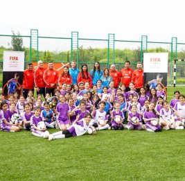 
Футбольный праздник в Физули: 62 девочки на зеленом поле