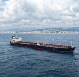 
Почти два млн баррелей нефти: иранский супертанкер ускользнул от американцев