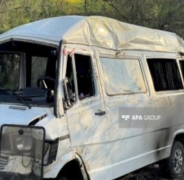 В Азербайджане микроавтобус столкнулся с легковым автомобилем, несколько человек получили травмы