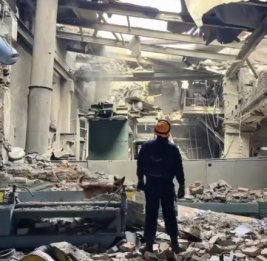 
К ликвидации последствий пожара на заводе в Казахстане привлечено около 80 спасателей