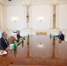 
Президент Ильхам Алиев принял делегацию во главе с президентом группы Исламского банка развития