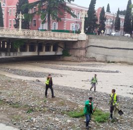 Гянджачай снова задыхается от мусора