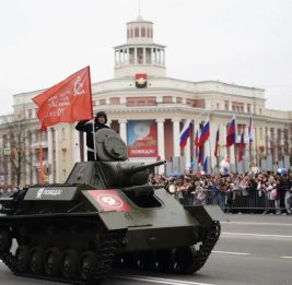 Танк Т-60 возглавил парад техники в День Победы в Кемерове