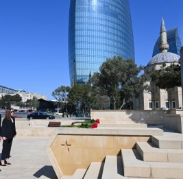 Почтена память сынов и дочерей Азербайджана, погибших в борьбе за Победу над фашизмом