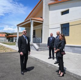 Президент Ильхам Алиев и первая леди Мехрибан Алиева ознакомились с условиями, созданными в частных домах в селе Шукюрбейли