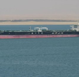 Морская блокада Ирана: два танкера прорвались, одно судно горит