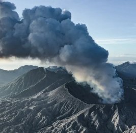 
Поиски двух сингапурских туристов у вулкана Дуконo осложнены новыми извержениями