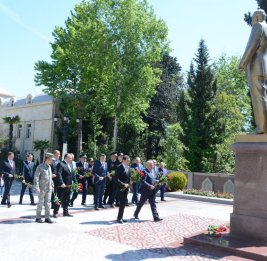 Тертер склонил головы перед памятью Великого лидера
