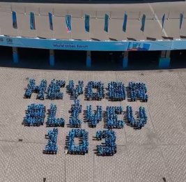 
Волонтеры WUF13 организовали флешмоб, посвященный 103-й годовщине со дня рождения Общенационального лидера Гейдара Алиева