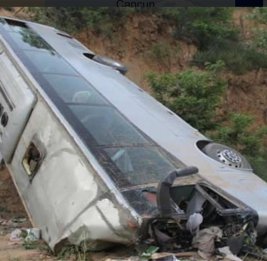 В Пакистане при падении автобуса с обрыва погибли не менее 11 человек