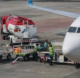 
Reuters: Авиаперевозчики намерено смягчают прогнозы по дефициту топлива