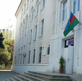 
В Баку ученица выпала из окна школы