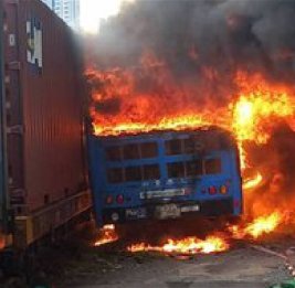 В Бангкоке при столкновении поезда с автобусом погибли восемь человек