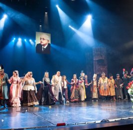 Показан спектакль &laquo;Голова&raquo;, посвященный памяти Народного писателя Эльчина