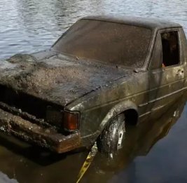 
В Китае после падения пикапа в реку погиб человек