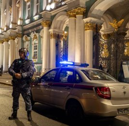 
Севший на императорский трон в Эрмитаже мужчина оказал сопротивление полиции