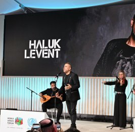 
Турецкий певец Халук Левент выступил на WUF13