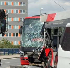 
В Праге произошло лобовое столкновение автобуса и трамвая: 15 пострадавших