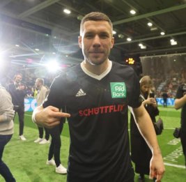 Чемпион мира 2014 года по футболу Подольски объявил о завершении карьеры