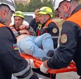 Спасатели МЧС извлекли пострадавшего из искореженного авто после аварии в абшеронском поселке