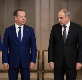 
Медведев: Пашинян взял курс на разрыв с Россией
