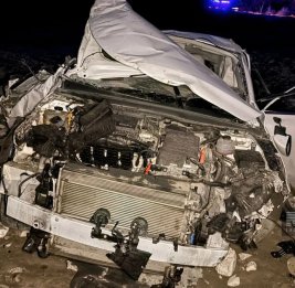 
В Агсу автомобиль опрокинулся и упал в русло реки, два человека погибли