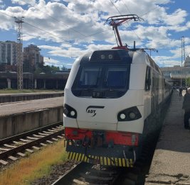 
Первый после шестилетнего перерыва пассажирский поезд из Баку прибыл в Тбилиси