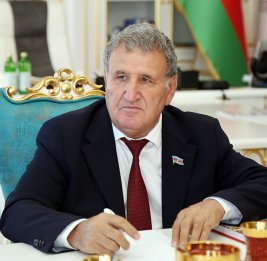 Народному писателю Казахстана Олжасу Сулейменову