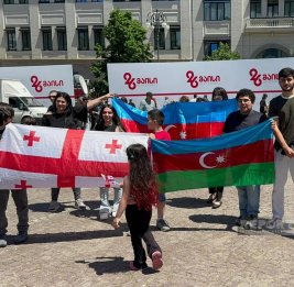 
В Тбилиси азербайджанцы прошли с флагами на праздновании Дня независимости Грузии