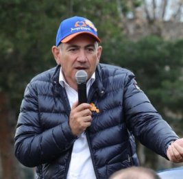 
Пашинян угрожает Карапетяну тюрьмой