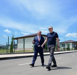 Президент Ильхам Алиев ознакомился в Ходжалы с условиями, созданными в индивидуальных домах, предназначенных для военнослужащих