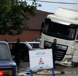 В Гяндже грузовик провалился в яму 