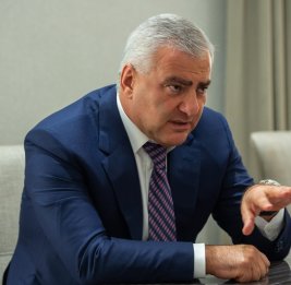 Бизнесмен Карапетян подал в суд на спикера парламента Армении