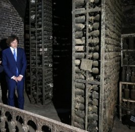 Грузия впервые открыла винный склеп Сталина: тысячи бутылок уйдут с молотка