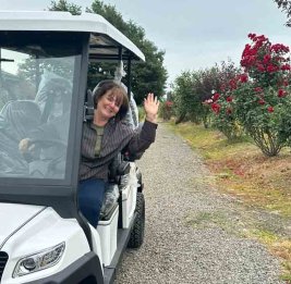 Лейла Алиева заметила трудности пожилого фермера и сделала ей неожиданный подарок