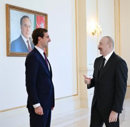Президент Ильхам Алиев продемонстрировал помощнику государственного секретаря США памятный подарок, преподнесенный Президентом Дональдом Трампом