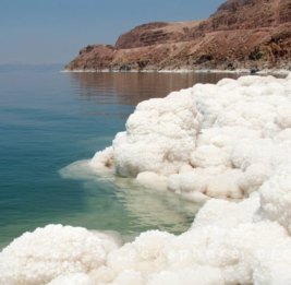 
Мертвое море теряет метр воды в год и оставляет после себя провалы