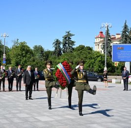 
Азербайджанская делегация посетила Монумент Победы в Минске