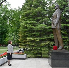 
Сахиба Гафарова посетила в Белграде памятник Общенациональному лидеру