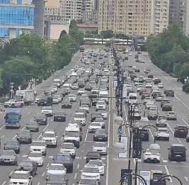 
В Баку на ряде улиц и проспектов затруднено движение транспорта