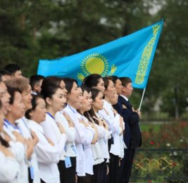 
В Казахстане более 10 тысяч человек одновременно исполнили гимн