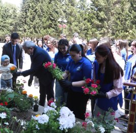Акция по посадке цветов в БГУ