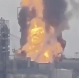 Сильный пожар начался на Тюменском НПЗ