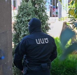 Две главные оппозиционные силы сообщают об обысках в их штабах с утра