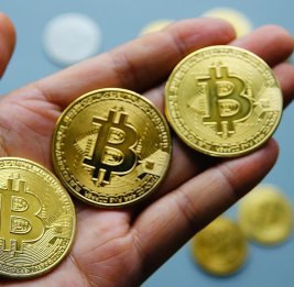 Цена Bitcoin вновь приблизилась к 63 тысячам долларов
