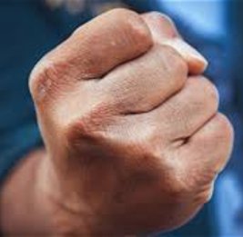 В бакинской школе учитель физкультуры избил пятиклассника