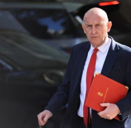
Министр обороны Великобритании ушел в отставку из-за расходов на оборону