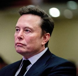 Маск стал первым триллионером 
