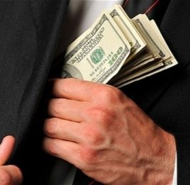 В Баку задержан вор, похитивший $5 тысяч из шкафа в ресторане