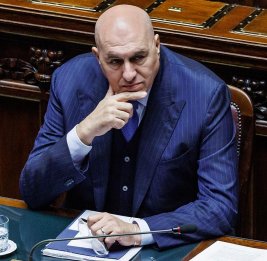 Repubblica: глава МО Италии угрожал отставкой из-за сокращения расходов на оборону